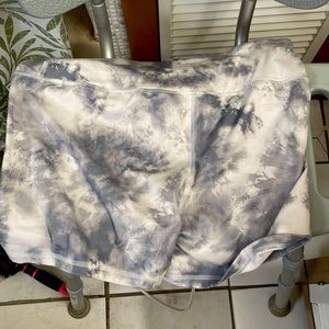 These light color caprise\shorts are a 16-18 (XL) there super soft and comfy!!!